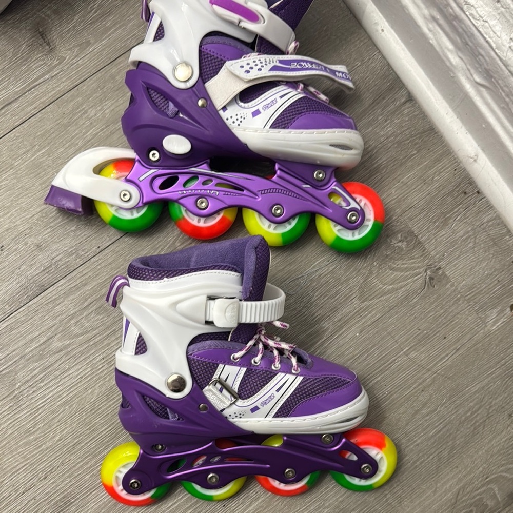 Kids Adjustable Flashing Inline Skates for Boys and Girls - Picture 6 of 8